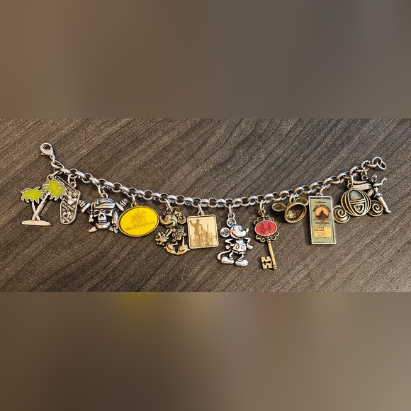 Disney Jewelry - Vintage Walt Disney World Florida 12 Charm Silver Tone Bracelet EUC